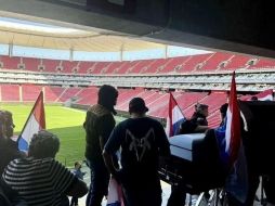 Un aficionado recibió su despedida en la casa de las Chivas, rodeado de familiares y seres queridos, en un emotivo homenaje. ESPECIAL.