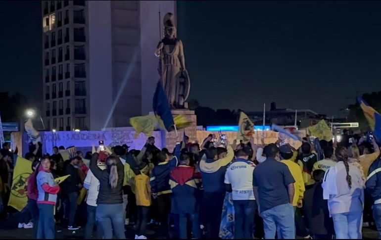 Tapatíos se reúnen en la Glorieta Minerva para festejar el título 16 del América. EL INFORMADOR/ J. Robles