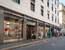 La calle es un imán para los compradores de vacaciones que llegan en autos Maserati, Porsche e incluso Ferrari. EFE / ARCHIVO