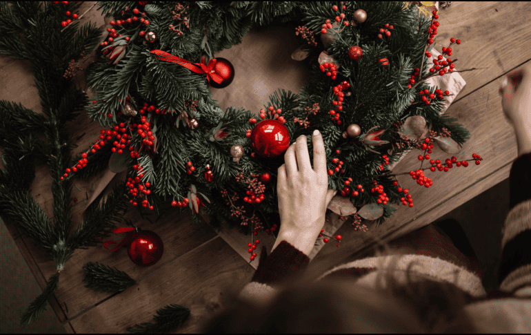 Tradicionalmente, el árbol de navidad y el resto de decoración se coloca el día que da inicio el adviento. CANVA