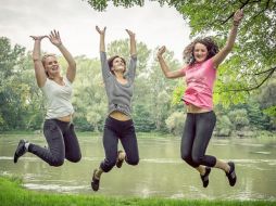 La neuropsiquiatra y escritora Louann Brizendine, conocida por sus investigaciones sobre el cerebro femenino, ha destacado un fenómeno alentador: las mujeres tienden a ser más felices a medida que envejecen. Pixabay