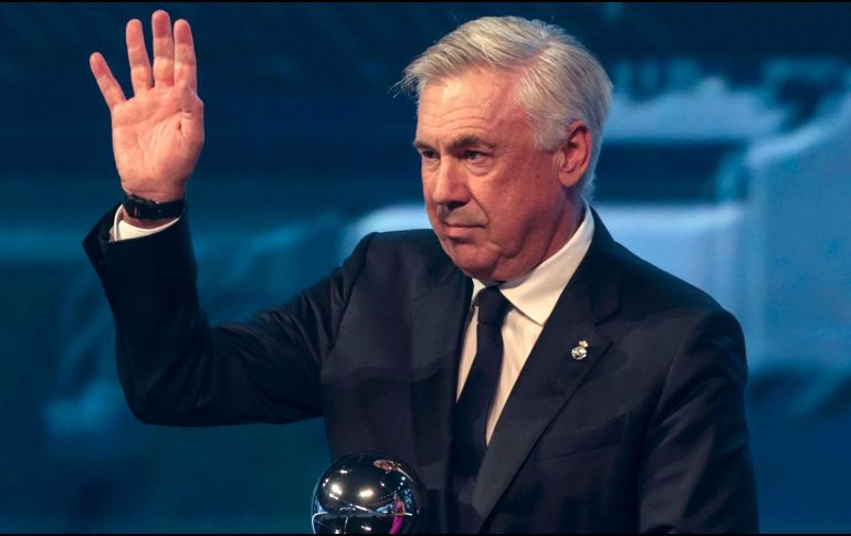El entrenador del Real Madrid, Carlo Ancelotti, recibe el galardón al Mejor Entrenador durante la gala de los Premios The Best. EFE/ FIFA via Getty Images / Mohamed Farag