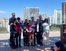 Dos estudiantes de tercero de secundaria fueron acompañados por familiares para recibir la bienvenida de todos los directivos del colegio. ESPECIAL.