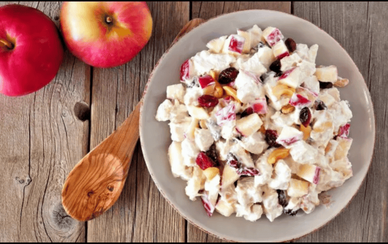 Su nombre original de “Waldorf salad”, ya que el chef concibió el platillo dentro del Hotel Waldorf Astoria. ISTOCK.