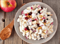 Su nombre original de “Waldorf salad”, ya que el chef concibió el platillo dentro del Hotel Waldorf Astoria. ISTOCK.