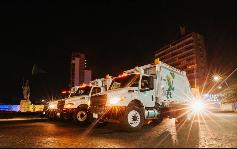 En la Glorieta de la Minerva se dio el banderazo de salida a los camiones y trabajadores del servicio de la limpieza junto a la presidenta municipal, Verónica Delgadillo. ESPECIAL