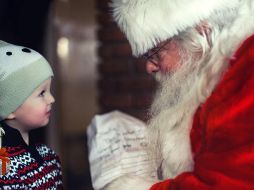 Dar regalos en Navidad es una práctica que trae magia y alegría. UNSPLASH / M. ARNEY