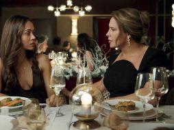 Esta imagen difundida por Netflix muestra a Karla Sofía Gascón, derecha, y Zoe Saldaña en una escena de 