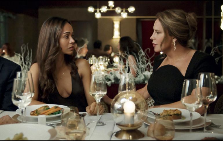 Esta imagen difundida por Netflix muestra a Karla Sofía Gascón, derecha, y Zoe Saldaña en una escena de 