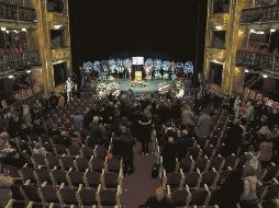 El féretro con los restos de la actriz fue colocado al centro del escenario del teatro. EFE
