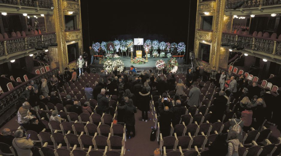 El féretro con los restos de la actriz fue colocado al centro del escenario del teatro. EFE