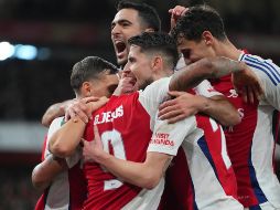Gabriel Jesús, autor de los tres goles en el triunfo del Arsenal frente al Crystal Palace, es felicitado por sus compañeros. AP/K. Wigglesworth
