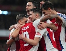 Gabriel Jesús, autor de los tres goles en el triunfo del Arsenal frente al Crystal Palace, es felicitado por sus compañeros. AP/K. Wigglesworth