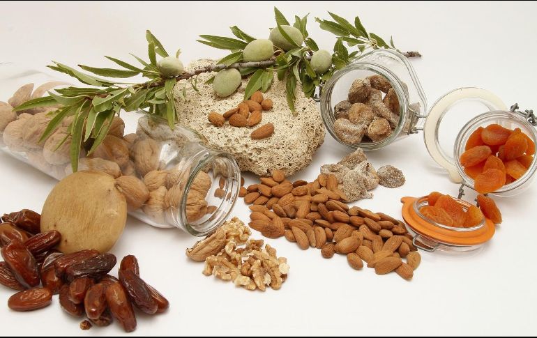 Entre los frutos secos más recomendados se encuentran las almendras, que son ricas en proteínas, ácidos grasos monoinsaturados, ácidos grasos insaturados, fibra, calcio, fósforo, magnesio, hierro, zinc, potasio, vitamina E, riboflavina, tiamina, niacina y folatos. Pixabay