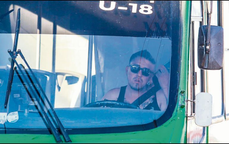 Un conductor del transporte público utiliza el celular mientras maneja, pese a la nueva estrategia de la Policía Vial para sancionar este tipo de infracciones. El uso de dispositivos al volante aumenta el riesgo de accidentes y caos en las calles. EL INFORMADOR/A. Navarro