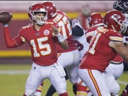 El pasado miércoles y este jueves el quarterback completó el entrenamiento de los Chiefs junto a sus compañeros a pesar de su lesión. AP / ARCHIVO