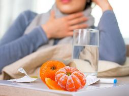 Más allá de que la consulta con un médico es la recomendación correcta ante los primeros síntomas de una posible gripe, las personas en su hogar pueden llevar a cabo diferentes acciones para aliviar sus síntomas. ESPECIAL / CANVA