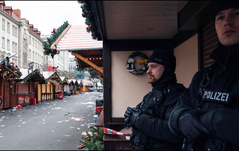 Todavía no había respuestas sobre qué motivó al hombre a conducir su BMW negro hacia una multitud en la ciudad alemana oriental. EFE / F. Singer