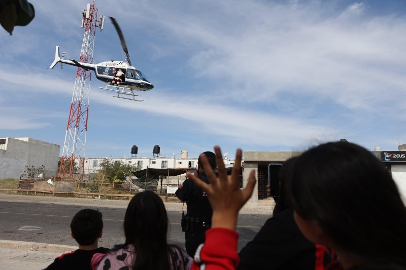 Santa Claus a bordo del helicóptero Halcón.&nbsp;CORTESÍA.
