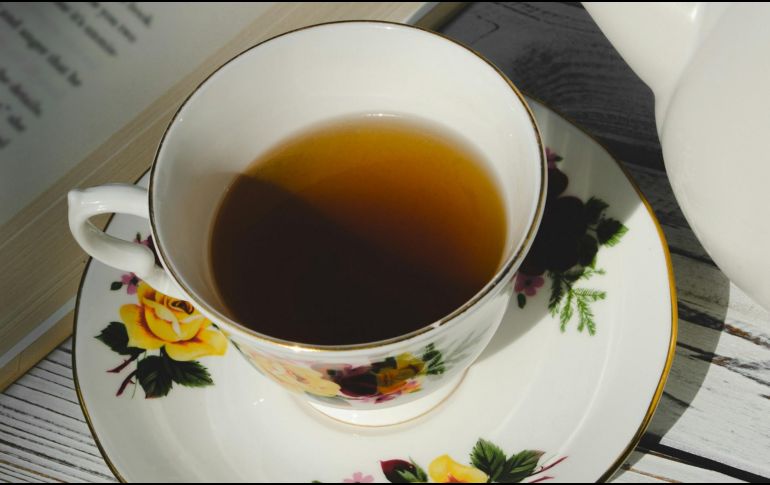 Esta planta contiene compuestos fenólicos como la apigenina, la quercetina y la luteolina, los cuales tienen efectos antiinflamatorios. Unsplash.