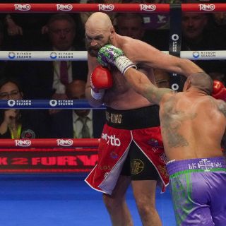 Usyk defiende con éxito su reinado y niega revancha a Fury