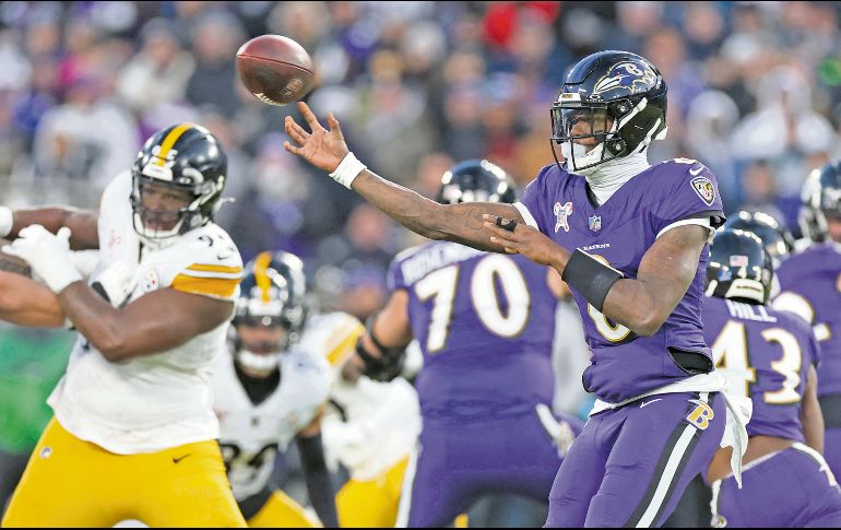 Pese a sufrir una intercepción, Lamar Jackson y los Ravens lograron doblegar a los Steelers. AFP/R. Carr