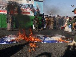 Hutíes queman banderas de Estados Unidos e Israel en una manifestación. EFE/Y. Arhab