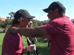 Woods hijo golpeó con un hierro 7 desde 175 yardas en el hoyo cuatro. ESPECIAL