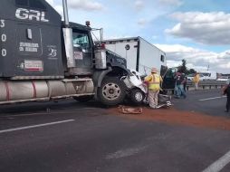 Los cuerpos de las dos personas fallecidas fueron rescatados de entre los escombros del vehículo, mientras que los tres lesionados fueron trasladados a hospitales cercanos para recibir atención médica. ESPECIAL / Redes sociales