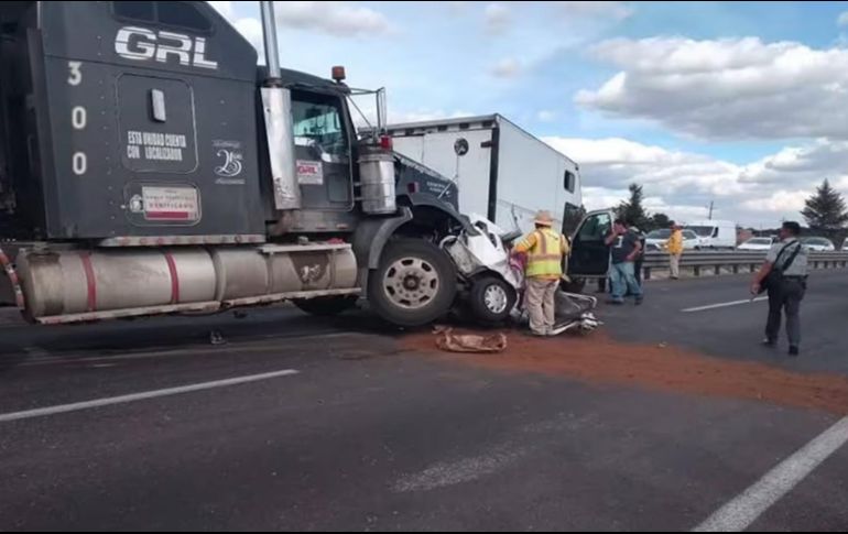 Los cuerpos de las dos personas fallecidas fueron rescatados de entre los escombros del vehículo, mientras que los tres lesionados fueron trasladados a hospitales cercanos para recibir atención médica. ESPECIAL / Redes sociales