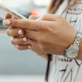 Jóvenes mexicanos pasan más de 2 mil horas al año en el teléfono; según INEGI