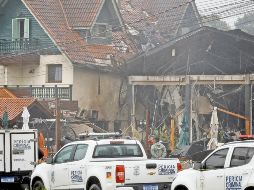 La aeronave se impactó contra una casa, luego un edificio y terminó en una tienda de celulares. AP