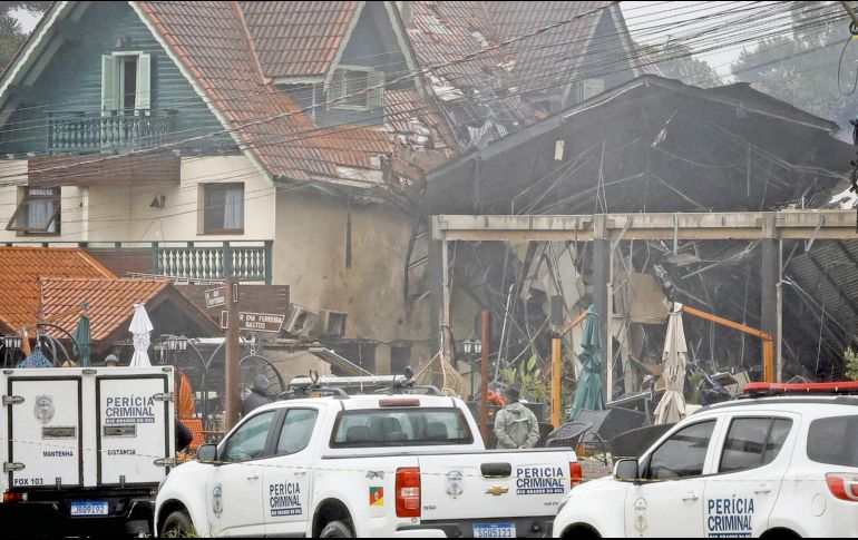La aeronave se impactó contra una casa, luego un edificio y terminó en una tienda de celulares. AP