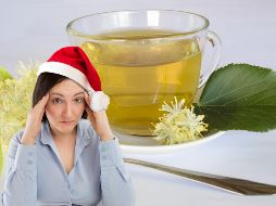 El té de tila es reconocido por sus efectos calmantes, lo que lo convierte en un aliado natural contra el estrés y la ansiedad. ESPECIAL / CANVA