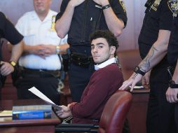 Luigi Mangione fue arrestado después de una búsqueda de cinco días, llevando un arma que coincidía con la utilizada en el tiroteo y una identificación falsa, según la policía. EFE / C. Means