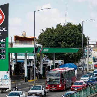 Los tapatíos cierran año con gasolinas más caras