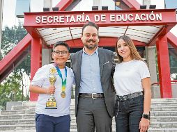 El docente y los dos alumnos de educación básica pusieron el nombre de Jalisco por todo lo alto gracias a sus ganas y disciplina. EL INFORMADOR/ A. Navarro