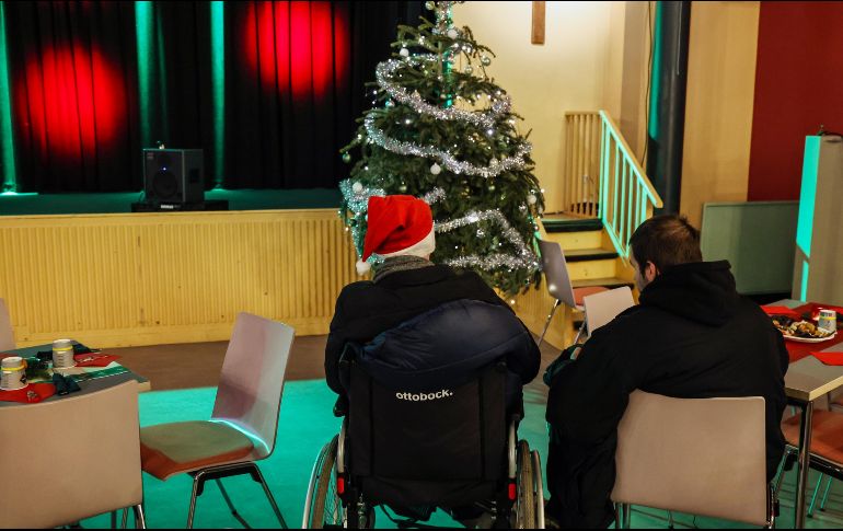 La gente participa en el evento 'Christmas to Go' para personas necesitadas, organizado por la Misión de la Ciudad de Berlín, en Berlín, Alemania, el 24 de diciembre de 2024. EFE / F. Singer