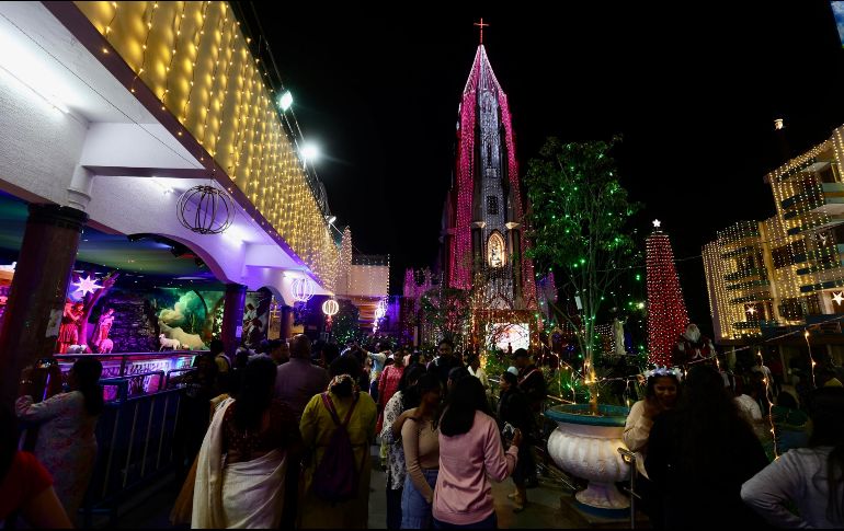La Basílica de Santa María se ilumina en vísperas de la festividad de Navidad en Bangalore, India. EFE / Jagadeesh