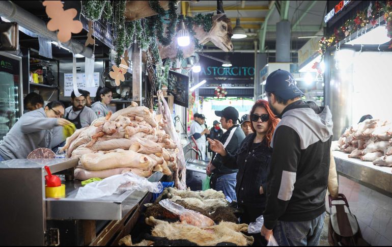 Decenas de personas acuden al mercado para comprar de último momento los insumos para preparar la cena de Navidad en la Ciudad de México. SUN / D. S. Sánchez
