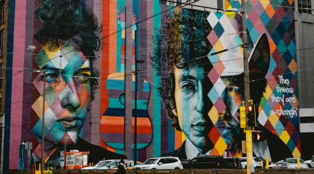 Dylan revolucionó la música popular con letras poéticas y comprometidas que abordaban temas sociales, políticos y existenciales. UNSPLASH /  weston m