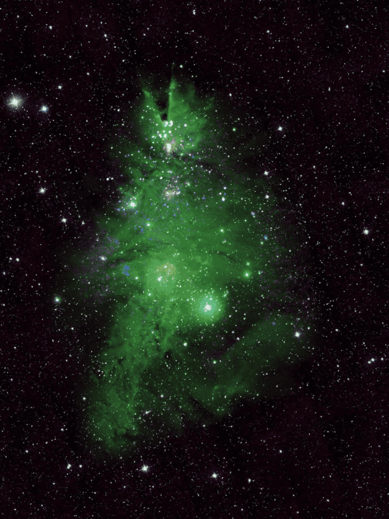 &nbsp;La imagen de 2023, obtenida por el telescopio WIYN en Kitt Peak, revela estrellas brillantes y gas verde que forman una estructura asociada a las festividades (X-ray: NASA/CXC/SAO; Optical: T.A. Rector (NRAO/AUI/NSF and NOIRLab/NSF/AURA) and B.A. Wolpa (NOIRLab/NSF/AURA); Infrared: NASA/NSF/IPAC/Caltech/Univ. of Massachusetts; Image Processing: NASA/CXC/SAO/L. Frattare & J.Major)