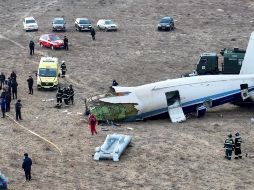En el audio del video también se escucha a una mujer, presumiblemente una azafata, dando indicaciones con un tono serio y firme, reflejando la emergencia que el personal de vuelo intentaba manejar. AP/Azamat Sarsenbayev