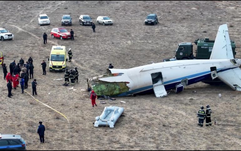 En el audio del video también se escucha a una mujer, presumiblemente una azafata, dando indicaciones con un tono serio y firme, reflejando la emergencia que el personal de vuelo intentaba manejar. AP/Azamat Sarsenbayev