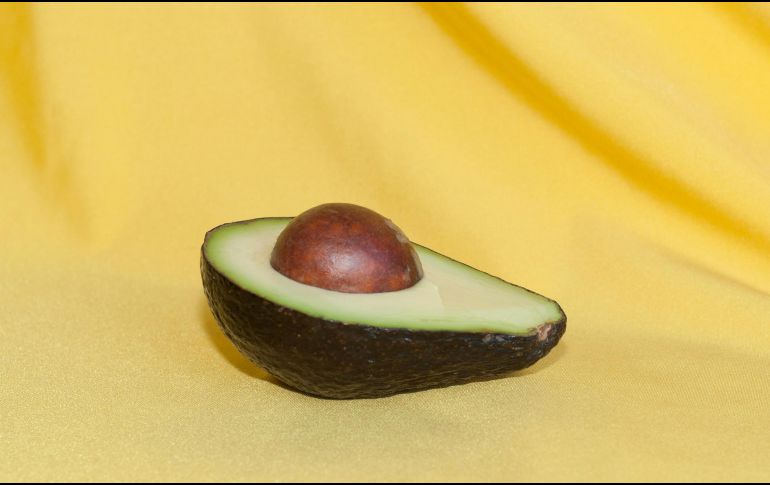 Su alto contenido de vitaminas C y E ayuda a la piel, las uñas y el cabello, mientras que su rico contenido de potasio contribuye a nivelar la presión arterial. Unsplash