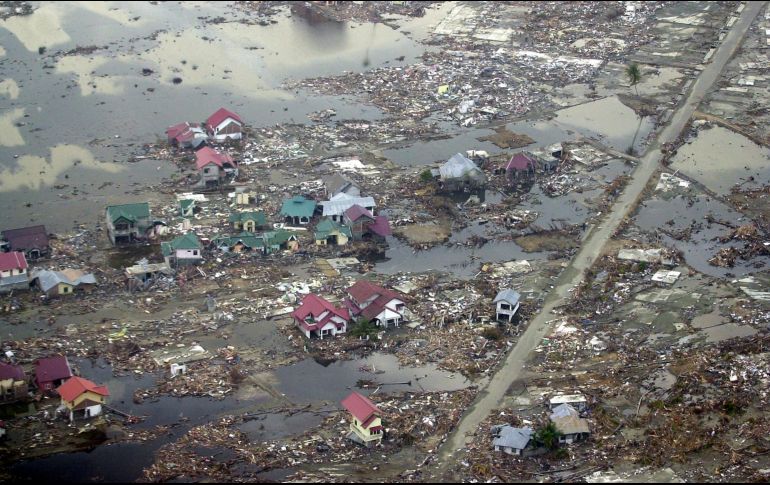 Un poderoso terremoto de magnitud 9.1 frente a la costa de la isla indonesia de Sumatra el 26 de diciembre de 2004 desencadenó un tsunami que mató a unas 230 mil personas en una decena de países, llegando hasta el este de África. AP / ARCHIVO