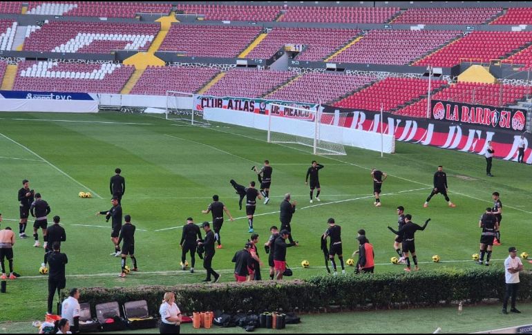 La práctica sirvió no solo para afinar detalles tácticos de cara al compromiso ante su acérrimo rival, sino también para fortalecer el vínculo entre el club y su fiel afición. EL INFORMADOR / J. Robles