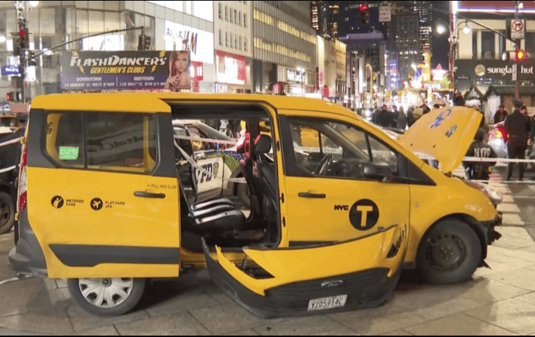 El taxista de 58 años fue llevado a un hospital en condición estable para una evaluación adicional. AP