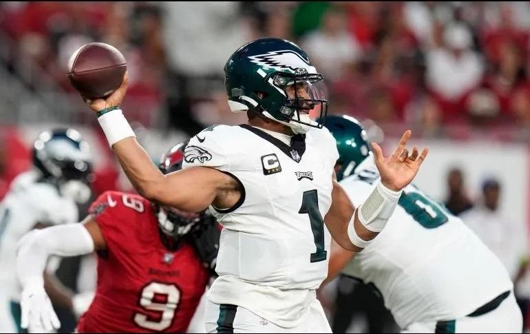 La situación del quarterback titular de Filadelfia ha superado el intento de Saquon Barkley de romper el récord de temporada de Eric Dickerson en yardas por tierra. AP/ Archivo