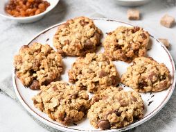 Uno de los ingredientes claves de estas galletitas es la avena, un cereal que es fuente de proteínas de bajo costo y posee un alto contenido en fibra. ESPECIAL / CANVA